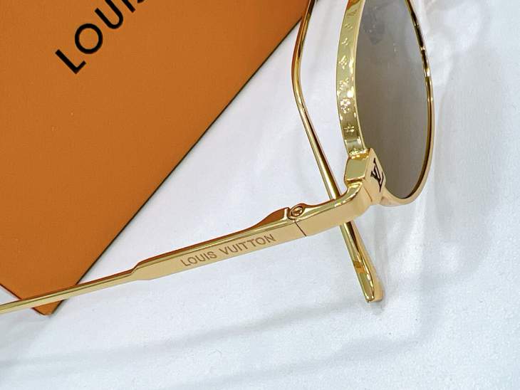 Picture of Louis Vuitton Sunglasses _SKUfw80537220fw